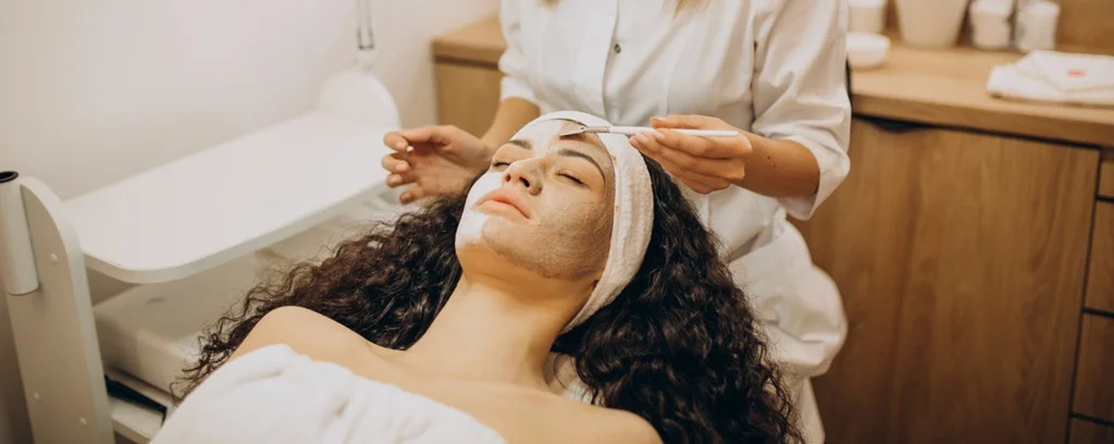 Esthéticienne à domicile préparant ses produits de soins — gestion de planning simplifiée