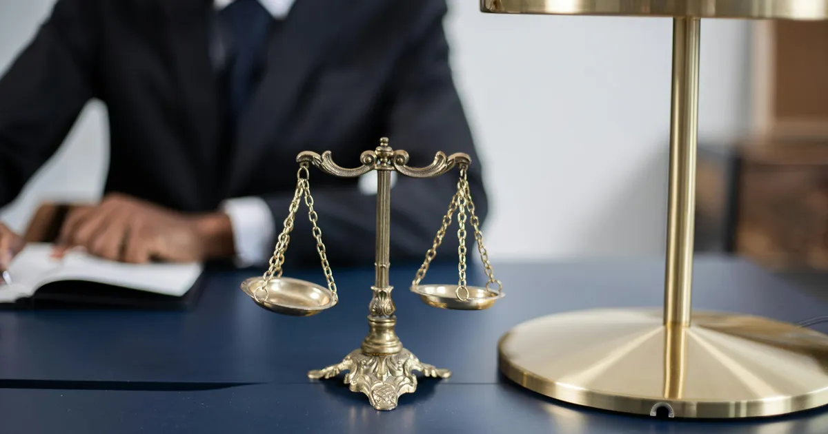 Avocat gérant son agenda avec un assistant IA conforme RGPD